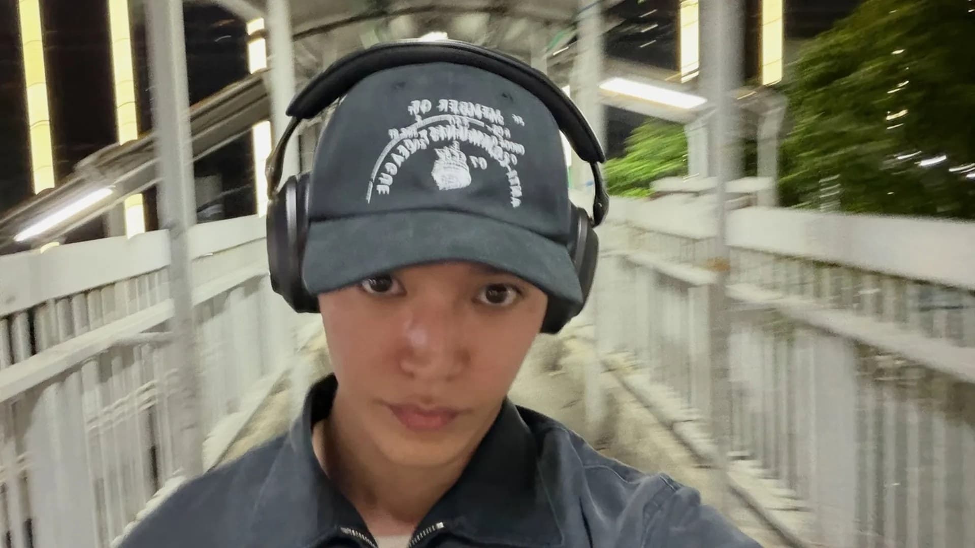 Selesai Konser THE REDLINE di Jakarta, Taeyong NCT Malah Asyik Jalan Kaki Naik JPO Hingga Nemu Warung Kerek!
