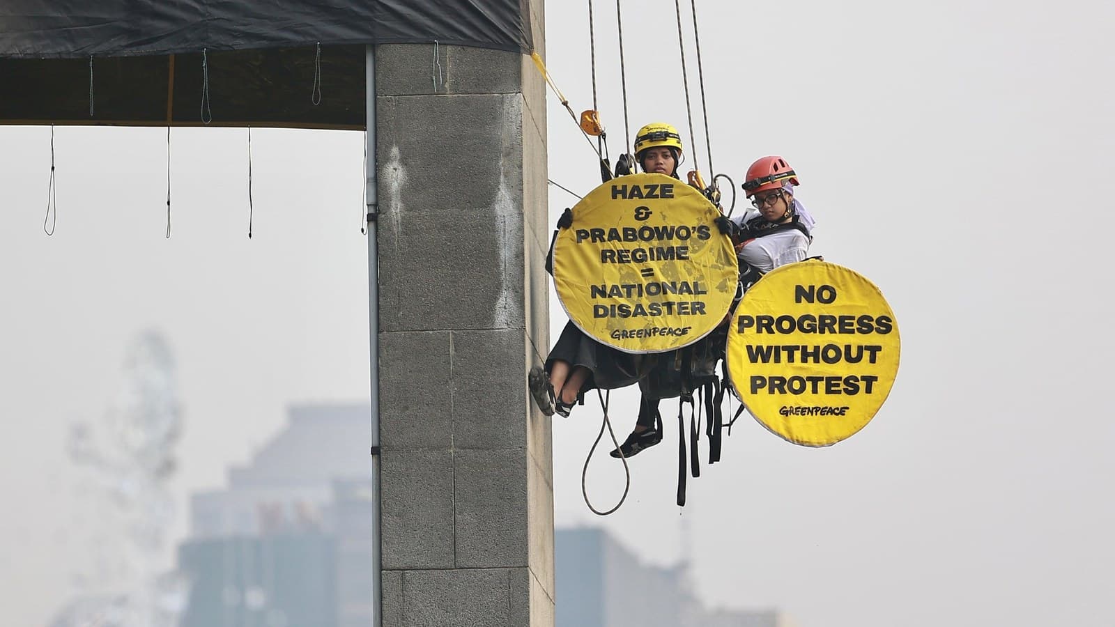 Greenpeace Gantung Spanduk Raksasa di Patung Bundaran HI: "Bencana Makin Parah, Hidup Makin Susah"